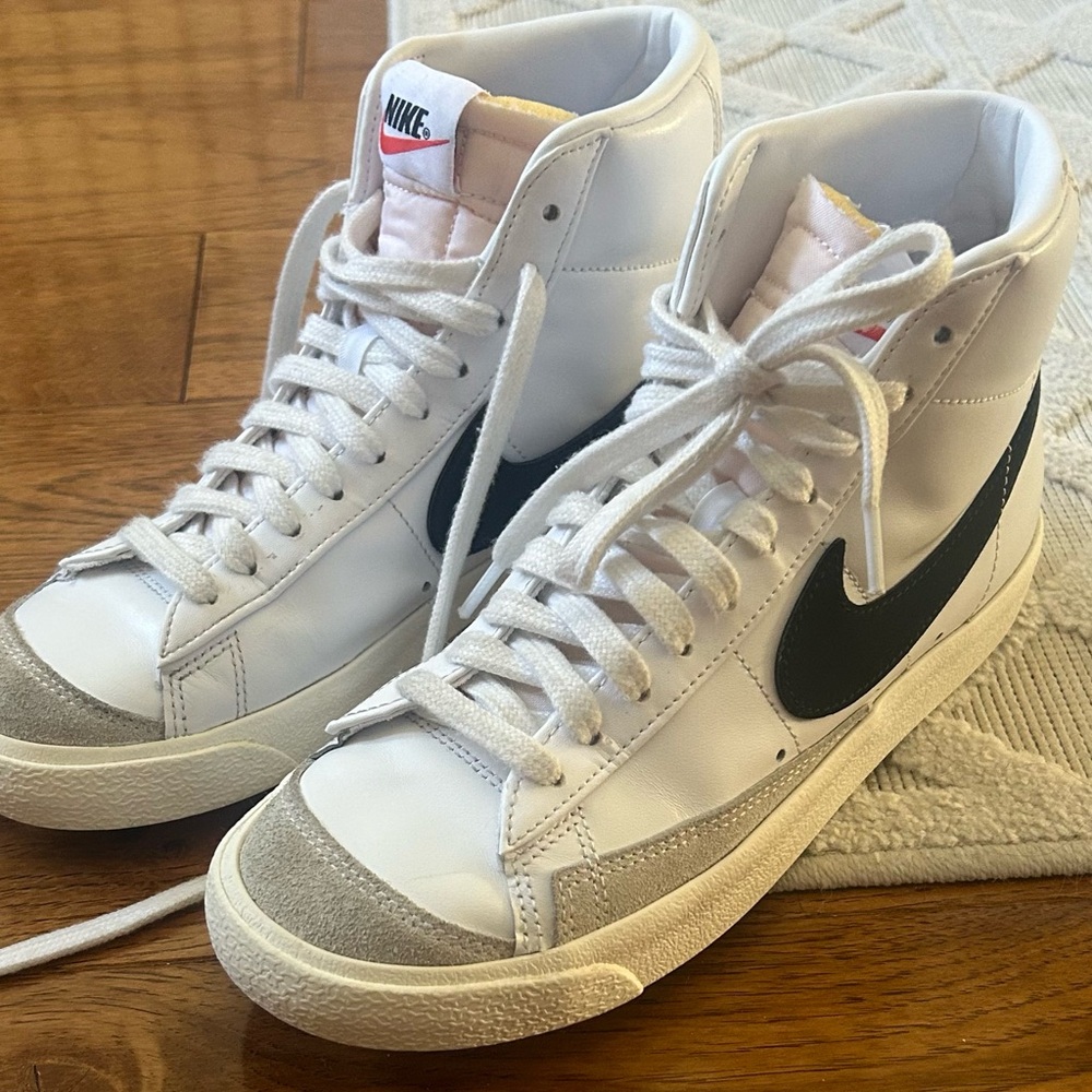 Like new Nike Women's Blazer Mid 77 Shoes